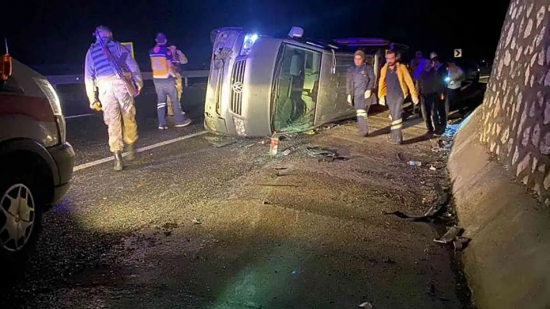'Elazığ´da transit yan yattı: 4 yaralı'