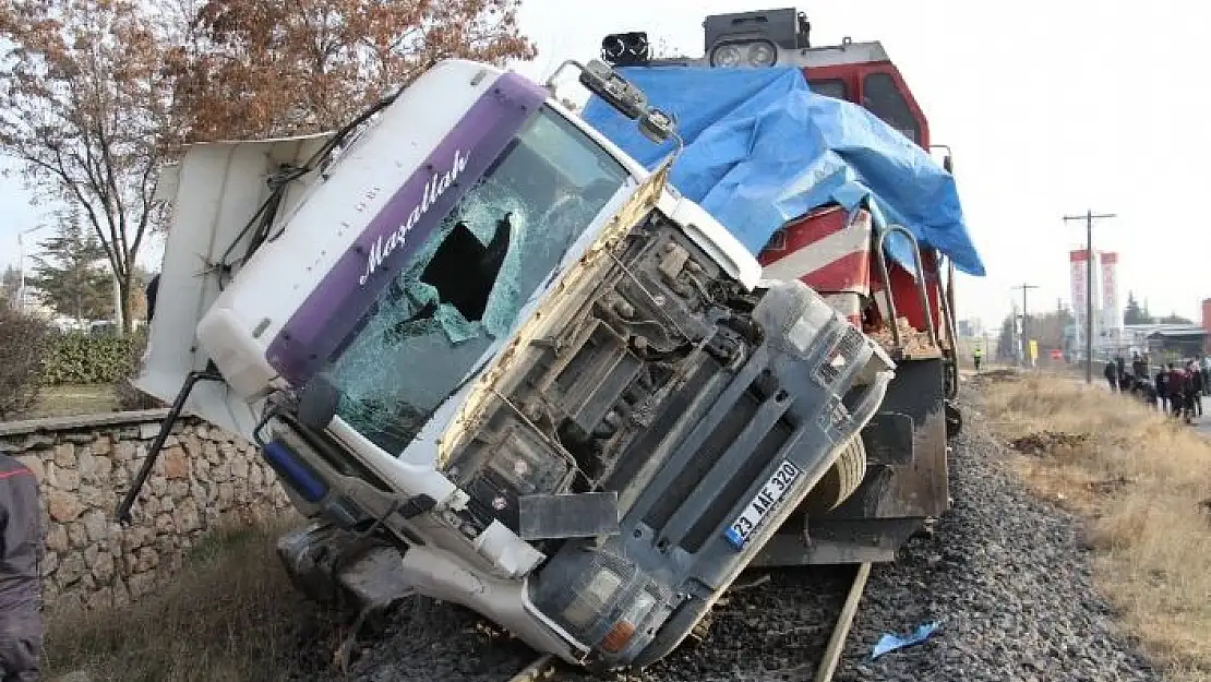 'Elazığ´da tren, çarptığı tırı 100 metre sürükledi: 5  yaralı'