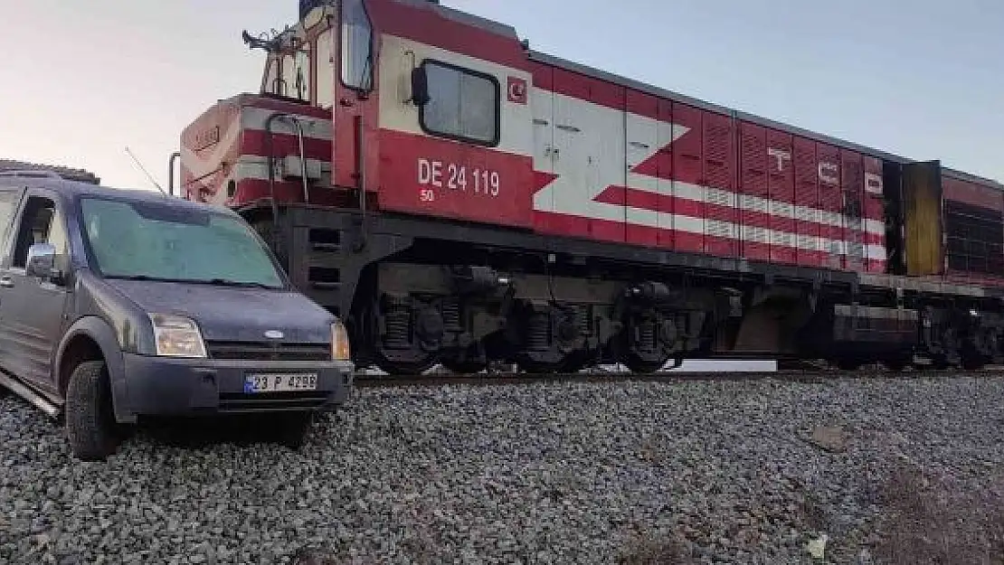 'Elazığ´da tren, hemzemin geçitte çarptığı aracı 100 metre sürükledi: 1 yaralı'