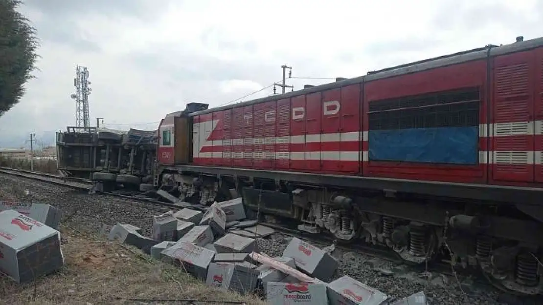 'Elazığ´da tren tıra çarptı, sürücü araçtan atlayarak canını kurtardı'