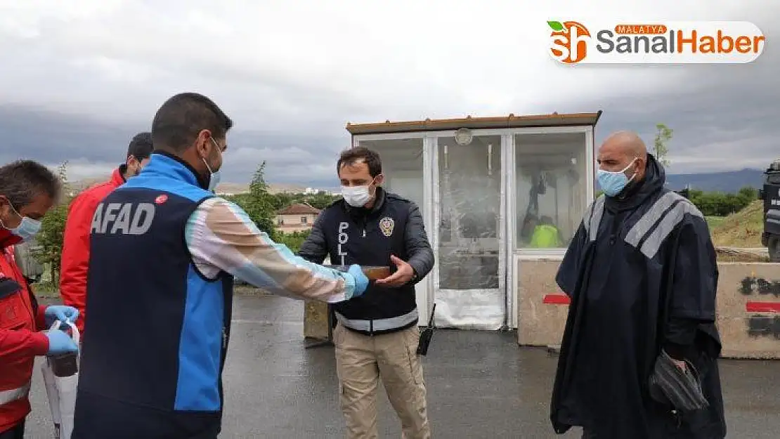 Elazığ'da Vefa ekiplerine 'tepsi tepsi baklava' ile vefa