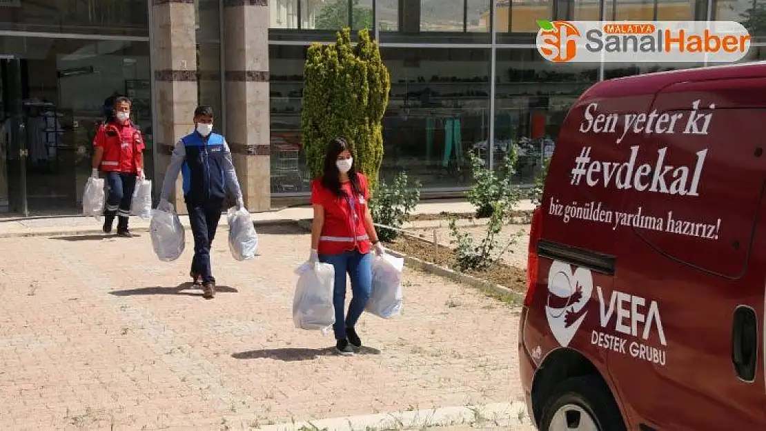 Elazığ'da Vefalı eller, bin 783 çocuğa bayramlık ulaştırdı