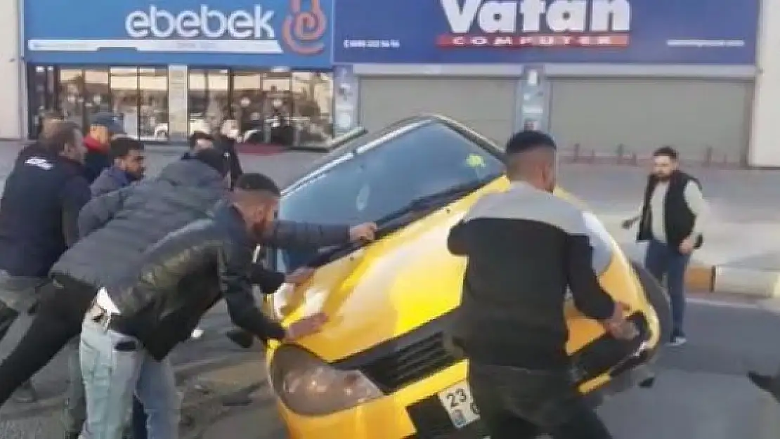'Elazığ´da yan yatan otomobili vatandaşlar düzeltti'