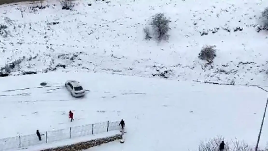 'Elazığ´da yol buz pistine döndü, araçlar böyle kaydı'