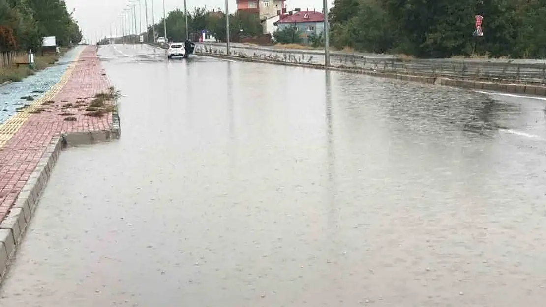 'Elazığ´da yollar göle döndü, bahçe ve ahırları su bastı'