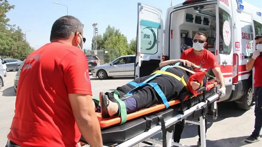 'Elazığ´da yolun karşısına geçen anne ve kızına otomobil çarptı'