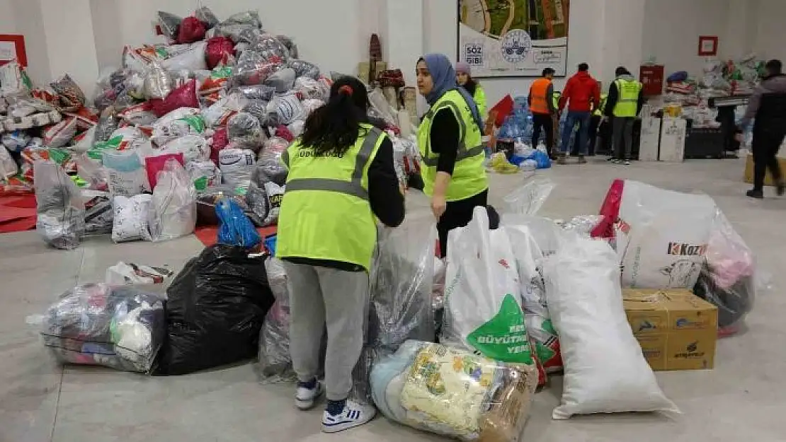 'Elazığ´dan deprem bölgesine yardımlar sürüyor'