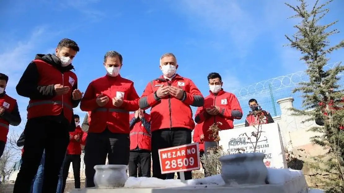 'Elazığ depreminde hayatını kaybedenler kabri başında anıldı'