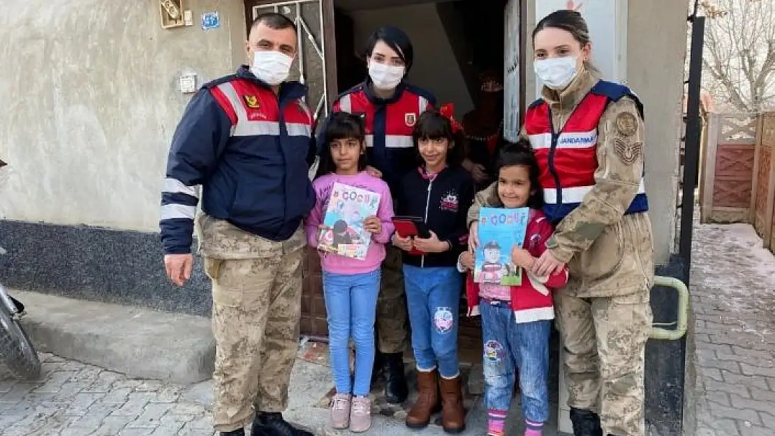'Elazığ depreminin birinci yılında jandarma depremzedeleri unutmadı'