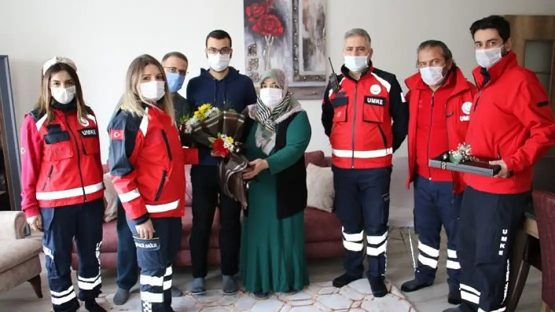 'Elazığ depreminin simge isimlerinden Azize Çelik´i, ilk müdahaleyi yapan ekip ziyaret etti'