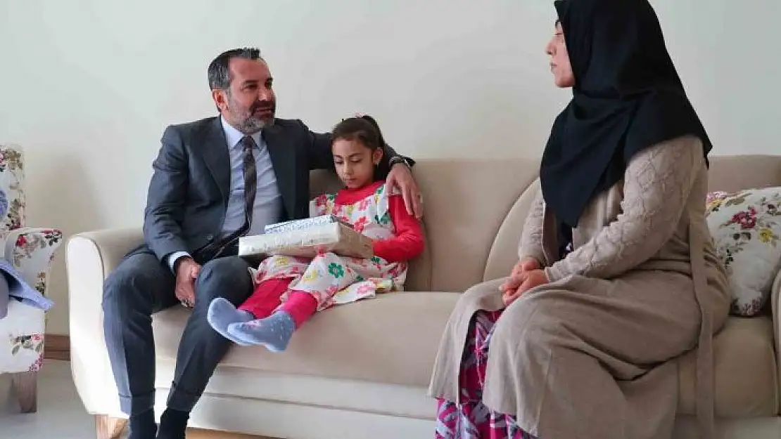 'Elazığ depreminin simgesi Yüsra ve ailesine Başkan Şerifoğulları sahip çıktı'