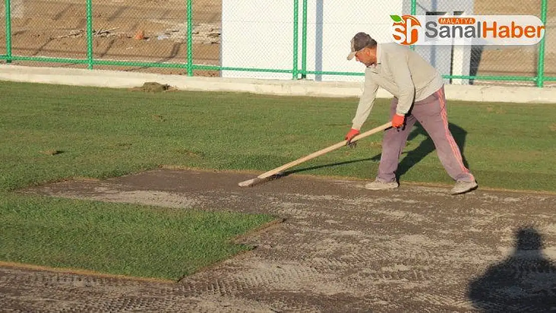 Elazığ Doğukent Stadına çim serimi yapıldı
