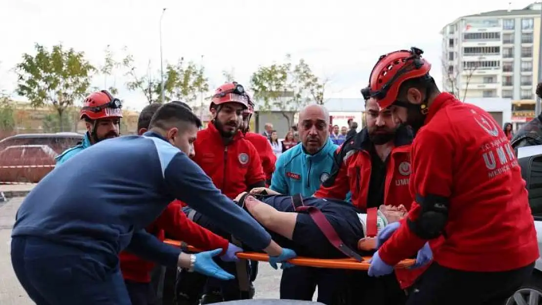 'Elazığ Fethi Sekin Şehir Hastanesindeki deprem tatbikatı gerçeği aratmadı'