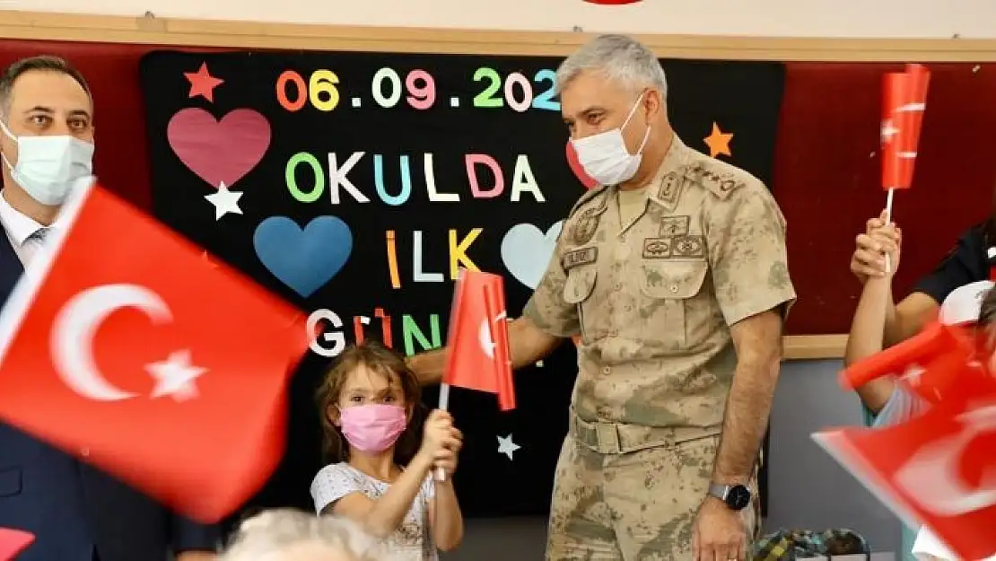 'Elazığ İl Jandarma Komutanı Yıldız, minik öğrencilerin heyecanına ortak oldu'