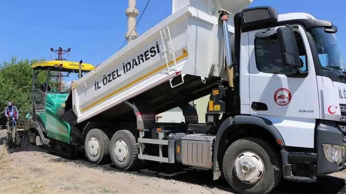 'Elazığ İl Özel İdaresi ekiplerinden yol bakım ve genişletme çalışmaları'