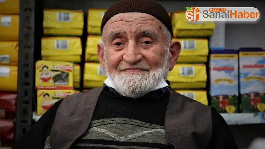 Elazığ'ın en yaşlı esnafı 85 yaşında işinin başına döndü