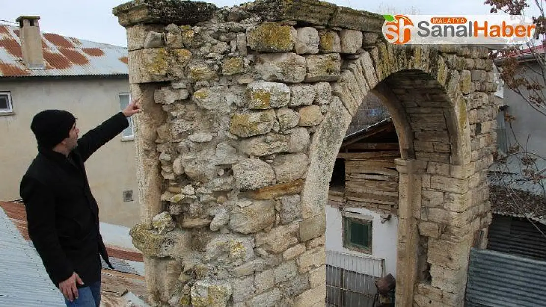 Elazığ'ın Kovancılar ilçesi Yazıbaşı köyünde 115 yıl önce yapılan  Alibeyköy Konağı yok olmak üzere