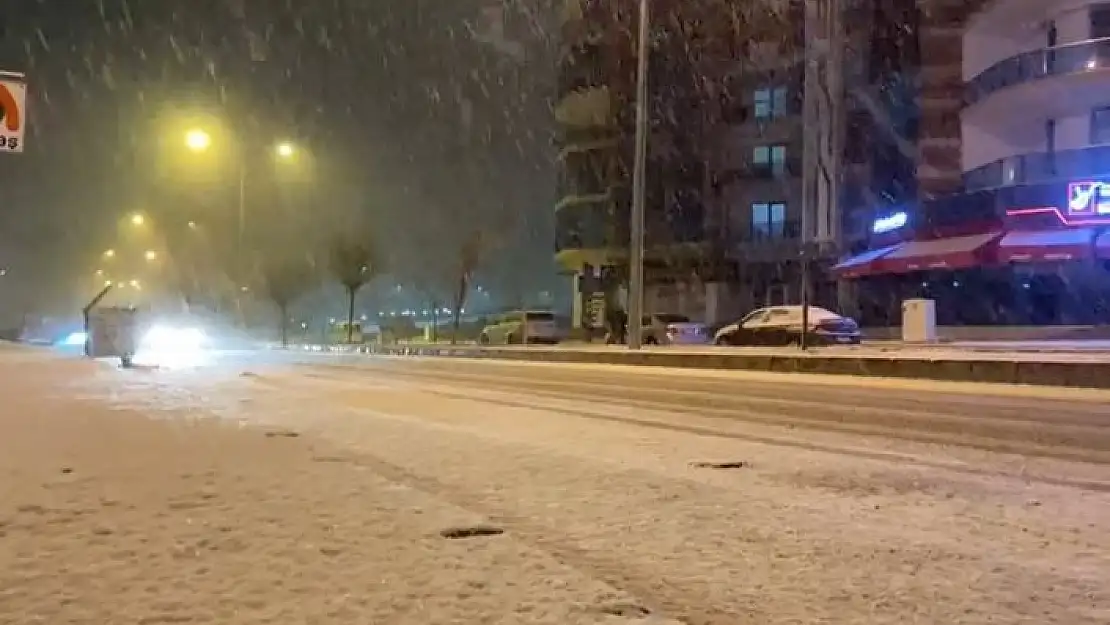 'Elazığ´ın merkezine mevsimin ilk karı yağdı'