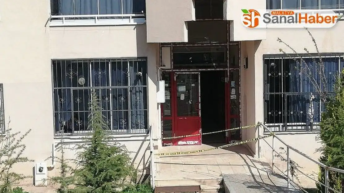 Elazığ'ın Palu ilçesinde bir bina karantinaya alındı