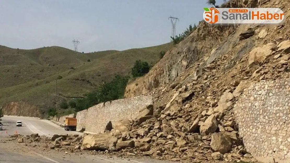 Elazığ-Keban yolunda heyelan, kaya parçaları yolu kapattı