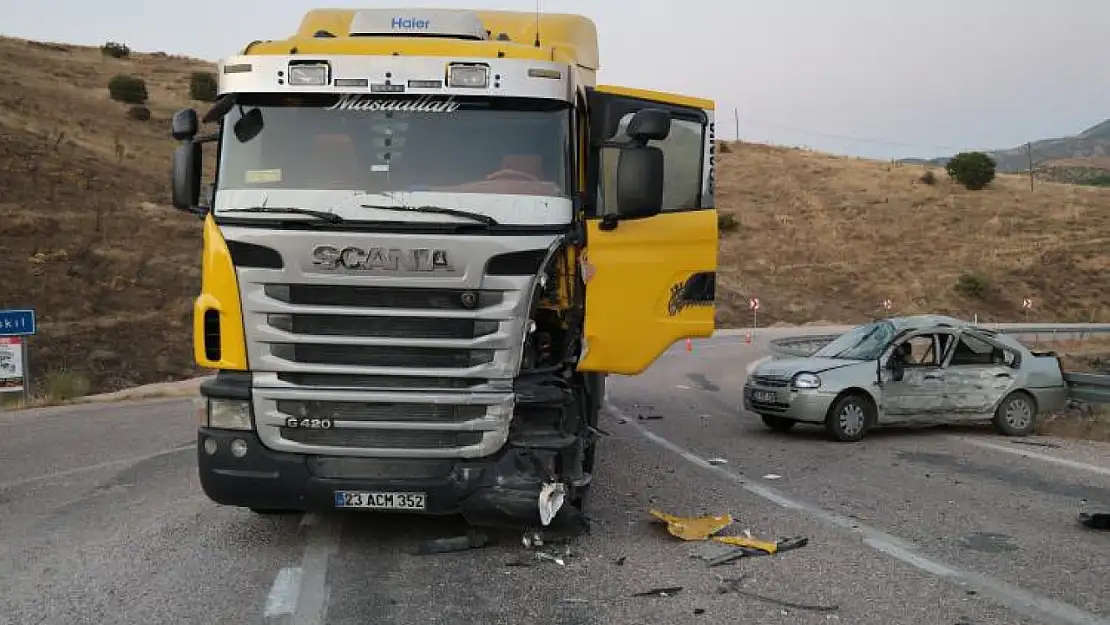 Elazığ-Malatya Karayolunda Otomobil İle Tır Çarpıştı