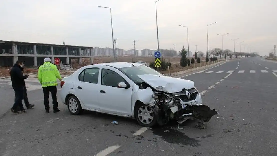 'Elazığ otomobil ile transit çarpıştı: 3 yaralı'