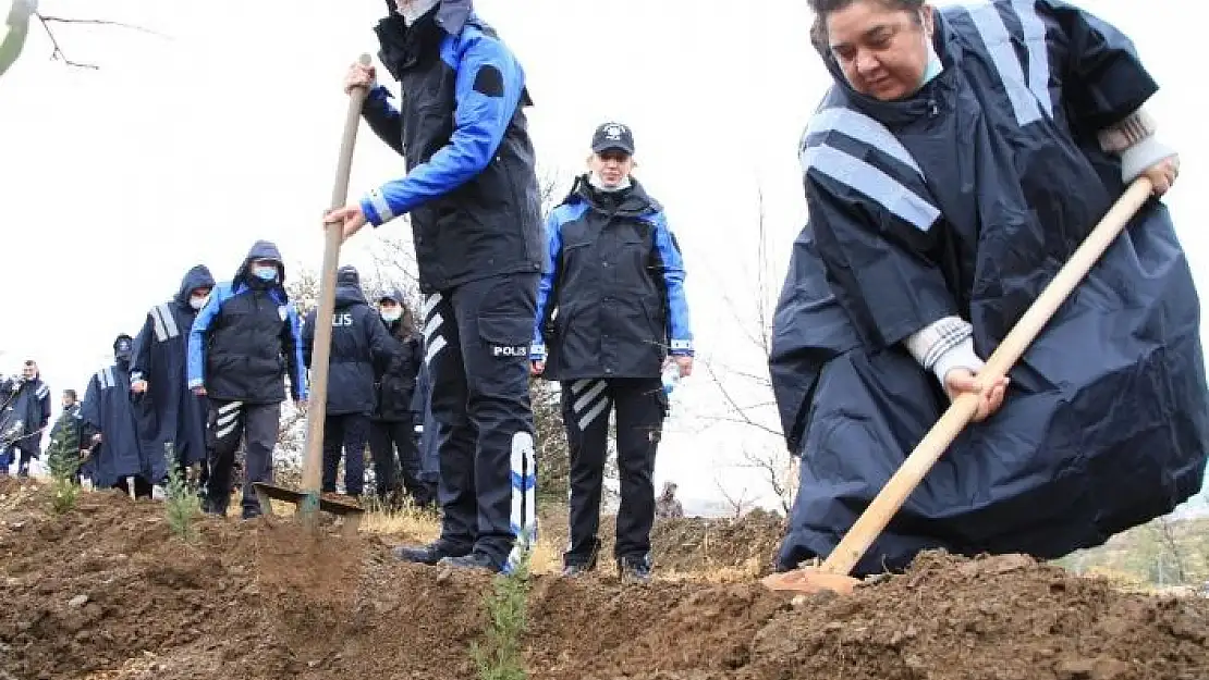 'Elazığ polisi, depremlerde hayatını kaybedenlerin anısına fidan dikti'