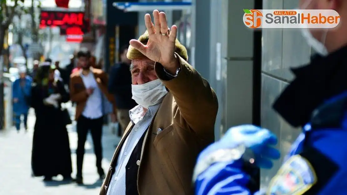 Elazığ polisi hem alış veriş yapıyor, hem sokakta vatandaşı uyarıyor