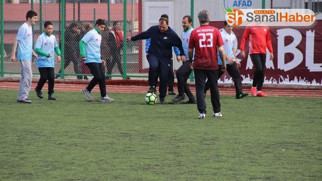Elazığ protokolü, özel bireylerle futbol oynadı