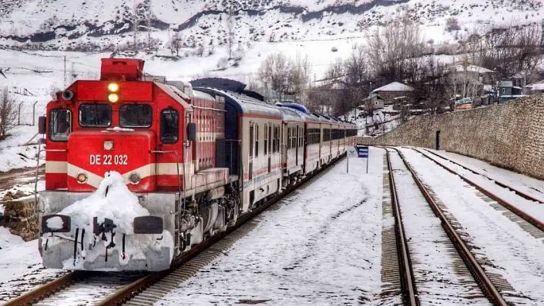 'Elazığ-Tatvan arası tren yolculuğundan muhteşem kış manzaraları'