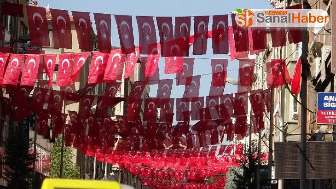 Elazığ Türk bayraklarıyla gelin gibi süslendi