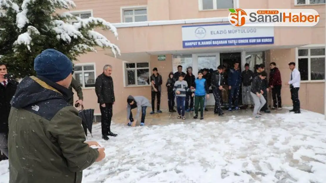 Elazığ Valisi Kaldırım, öğrencilerle kartopu oynadı