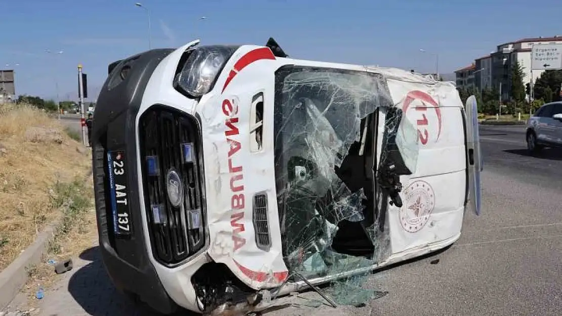 'Elazığda ambulans takla attı: 5 yaralı'