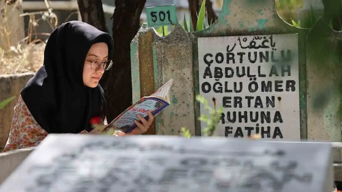 'Elazığda bayram arefesinde kabir ziyareti'