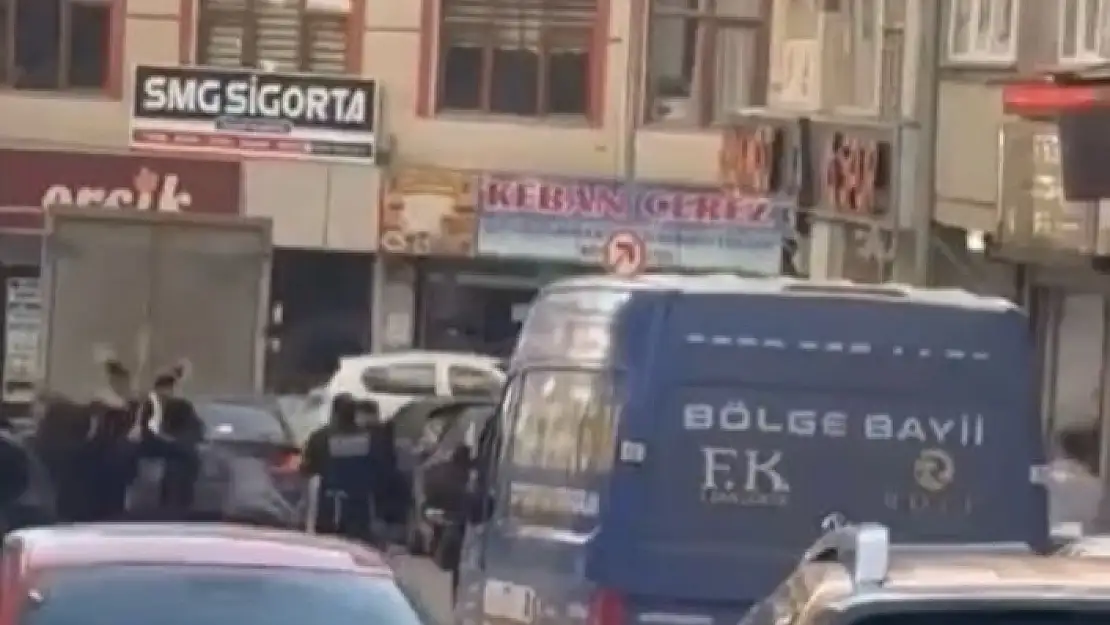 'Elazığda cadde ortasında taşlı sopalı kavga: 1 yaralı'