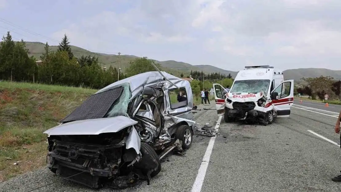 'Elazığda feci kaza: Ambulans ile hafif ticari araç çarpıştı 2si polis 6 yaralı'