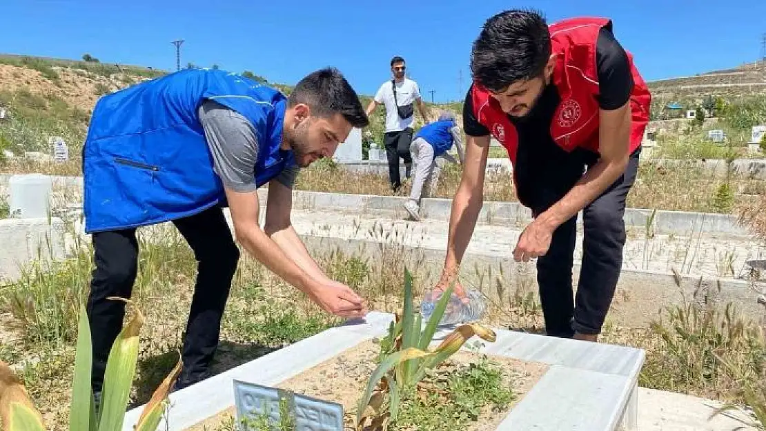 'Elazığda gönüllü gençlerden kimsesizler mezarlığında temizlik'