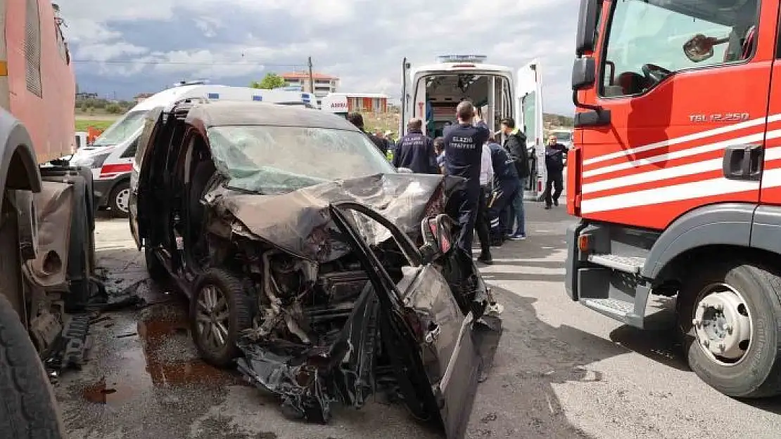 'Elazığda hafif ticari araç, temizlik kamyonuna çarptı: 5 yaralı'