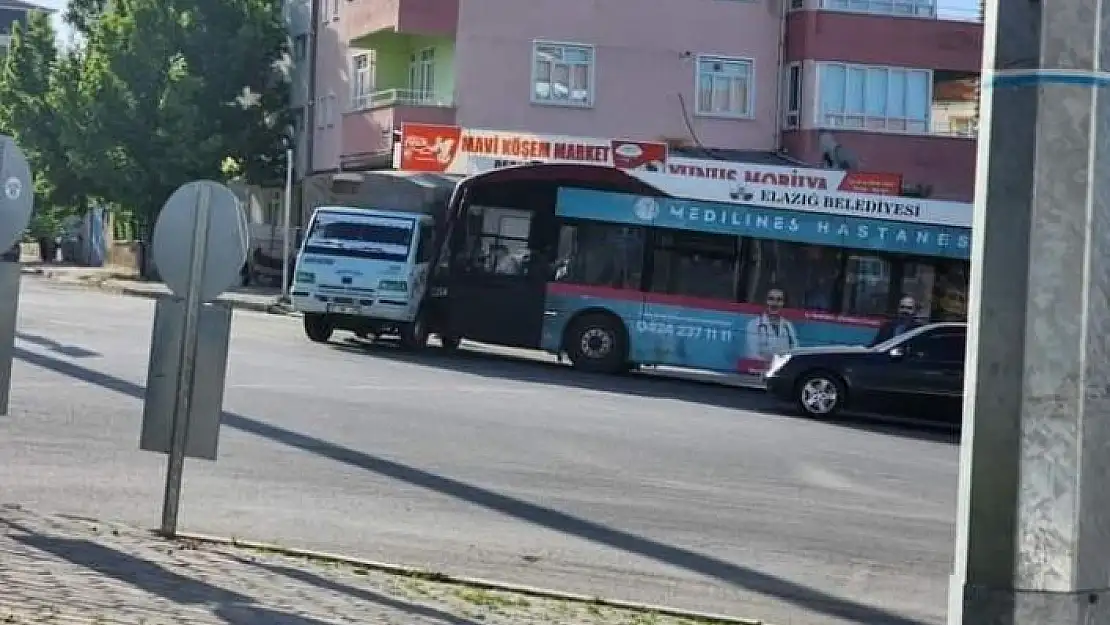 'Elazığda halk otobüsü ile pikap çarpıştı: 9 yaralı'