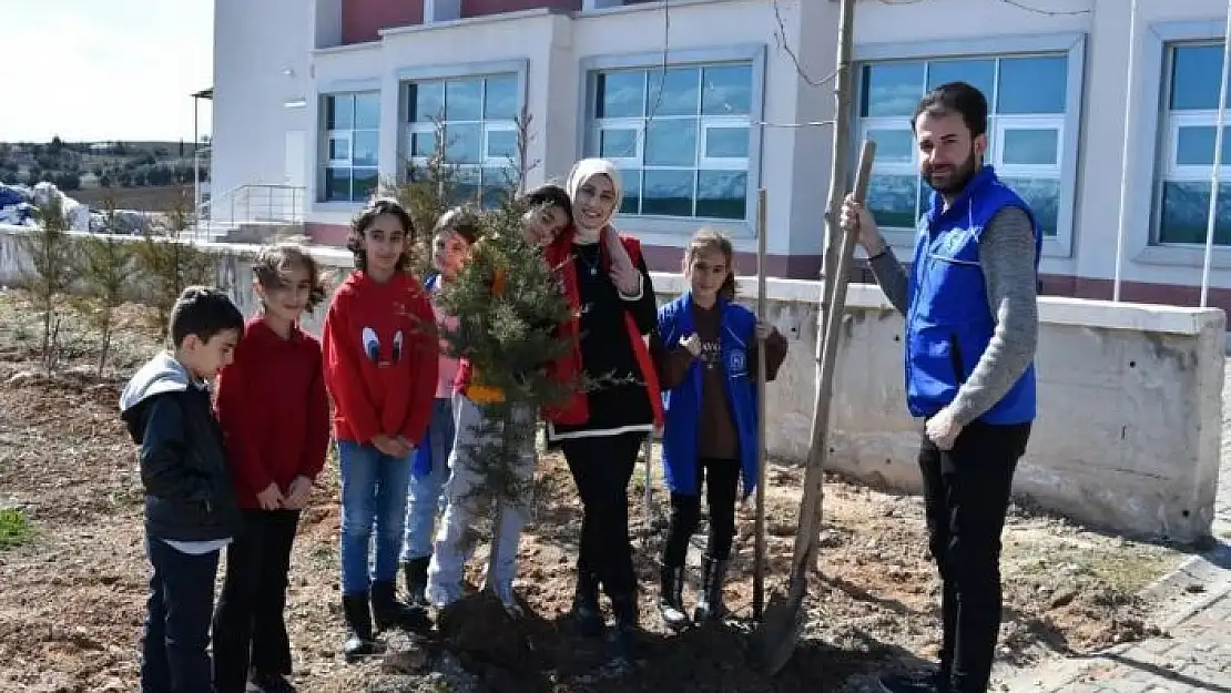 'Elazığda öğrenciler fidanları toprak ile buluşturdu'