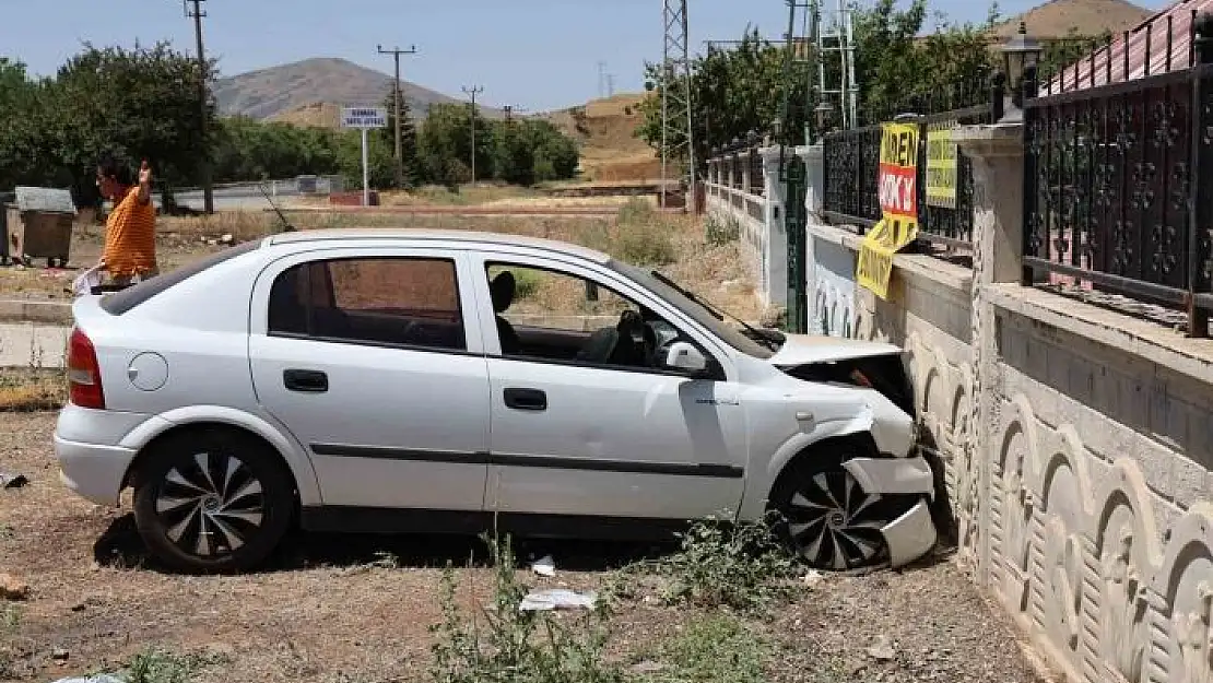 'Elazığda otomobil bahçe duvarına çarptı: 5 yaralı'