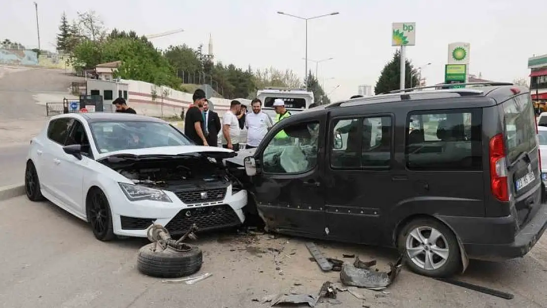 'Elazığda otomobil ile hafif ticari araç kafa kafaya çarpıştı: 1 yaralı'