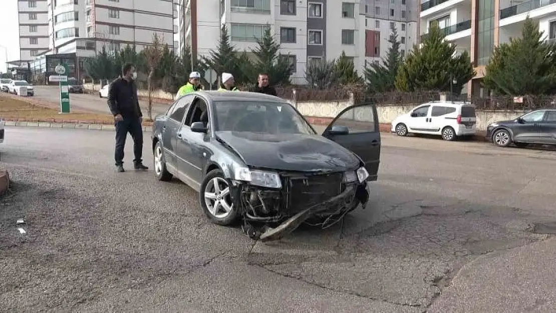 'Elazığda otomobil ile motosiklet çarpıştı: 2 yaralı'