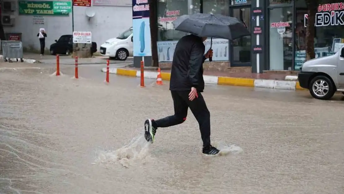 'Elazığda sağanak hayatı felç etti'