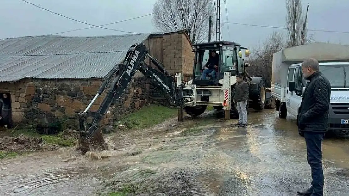 'Elazığda su taşkınlarına karşı ekipler çalışma başlattı'