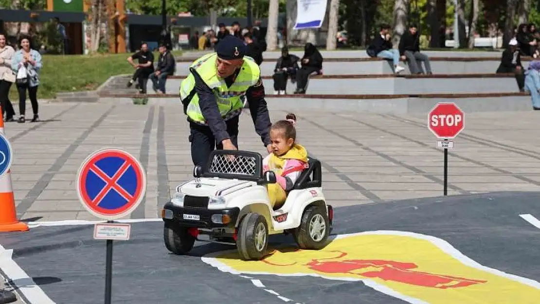 'Elazığda Trafik Haftası etkinliklerinde çocuklar doyasıya eğlendi'