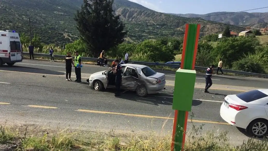 'Elazığda trafik kazası: Çarpışan otomobillerden biri alev alev yandı, 1 kişi öldü 6 kişi yaralandı'