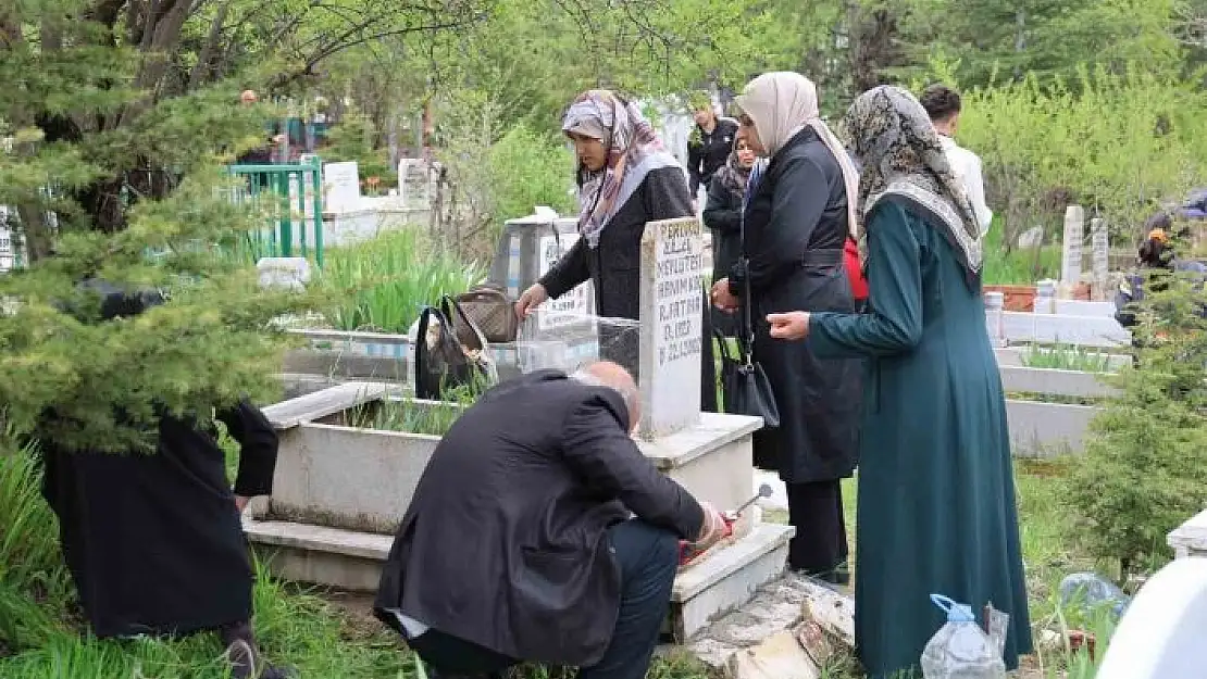 'Elazığda vatandaşlar mezarlıklara akın etti'