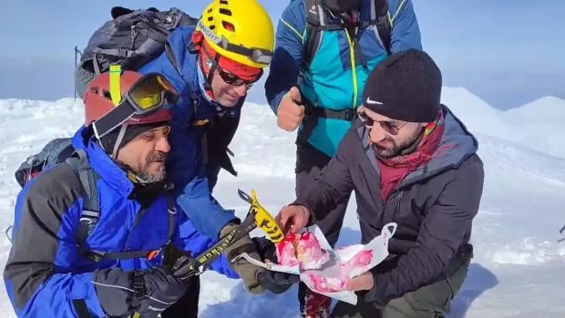 'Elazığın zirvesinde doğum günü kutladılar'