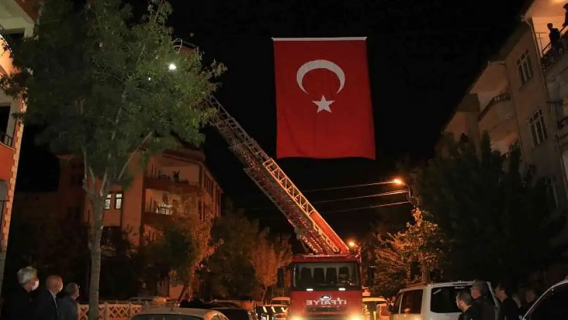 'Elazığlı şehidin baba ocağına Türk bayrağı asıldı'